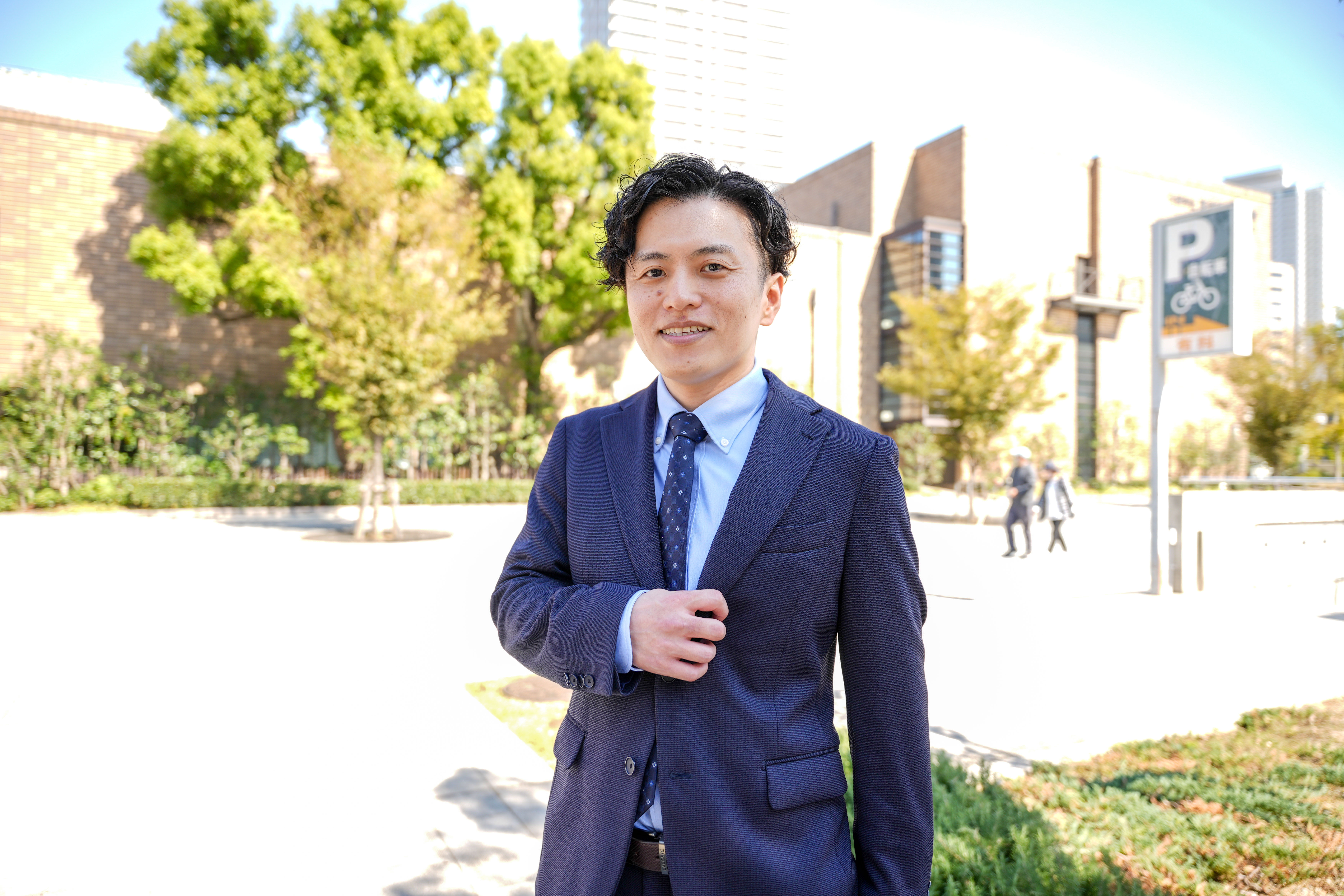 介護と障害福祉専門の税理事務所のイメージ画像_青空の下にはにかむ代表税理士小野好聡